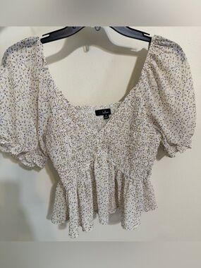 Lulu’s white & cream floral blouse